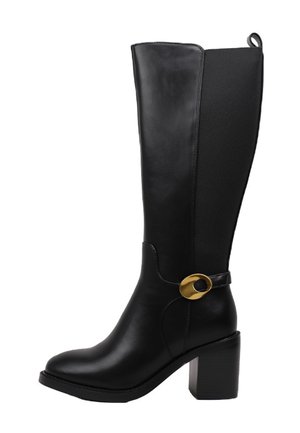 Bota de cuero negra hasta la rodilla con tacón bloque, panel lateral elástico, lengüeta en la parte superior y detalle de hebilla oval dorada en la correa del tobillo.