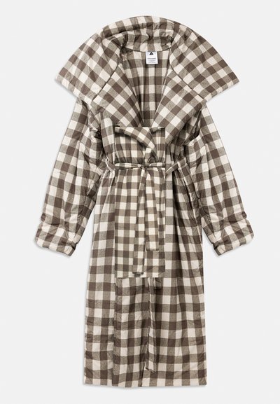 Brązowy i kremowy szlafrok w kratę z szerokim kołnierzem, paskiem w talii i długimi rękawami, wykonany z miękkiego materiału.
