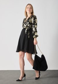 Fekete, virágmintás, arany színű díszítésű ruhák, hosszú ujjú, derékpánttal és bővülő szoknyával. Fekete magassarkú cipővel és fekete táskával párosítva.