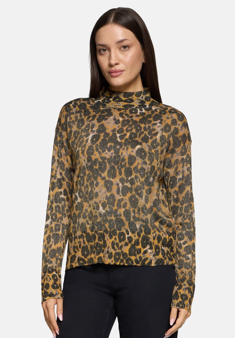 Sweter w panterkę z kołnierzem typu mock neck, wykonany z teksturowanego dzianego materiału w odcieniach brązu i czerni, z luźnym krojem.