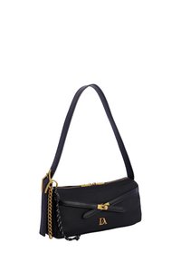 Bolso de hombro de tela negra con un zipper dorado, acentos de cuero y un detalle de cadena. Presenta un diseño minimalista con logo de la marca.