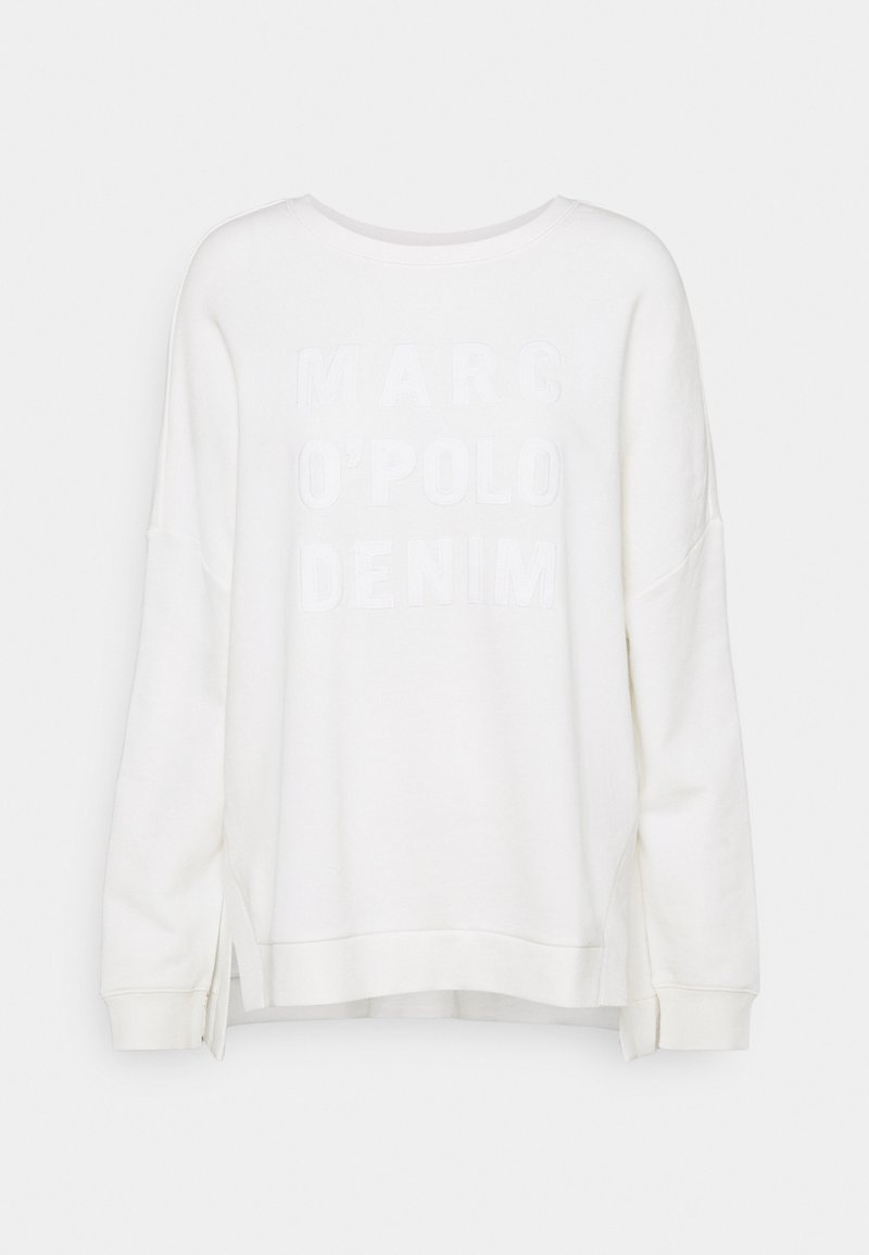 Felpa bianca con vestibilità comoda, scollo ampio e spacchi laterali. Presenta un logo testurizzato "MARC O'POLO DENIM" in lettere maiuscole sul davanti.