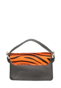 Borsa a mano in pelle nera con un cappuccio in pelliccia a motivi tigre arancione e nera texturizzato. Presenta una maniglia corta e dettagli in metallo dorato.