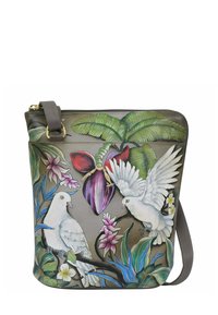 Leren schoudertas met handgeschilderde vogels en tropische bloemen in levendige kleuren op een vergrijsde achtergrond. Verstelbare schouderband inbegrepen.