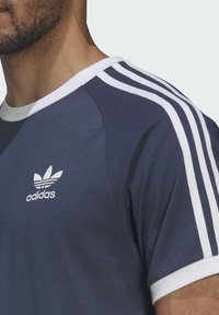 adidas Originals STRIPES TEE UNISEX - Potiskana majica - blue