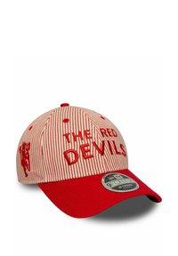 Rote Baseballmütze mit einem gestreiften cremefarbenen Hauptteil, "THE RED DEVILS" in roter Schrift gestickt und einem einfarbigen roten Schild. New Era-Logo an der Seite.