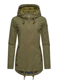 Oliwkowa kurtka z kapturem, z zamkiem błyskawicznym z przodu, regulowanym pasem, dwoma bocznymi kieszeniami na zamek i teksturowaną podszewką wewnętrzną.