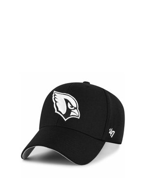 Schwarze Baseballkappe mit weiß umrandetem Kardinalvogel-Logo vorne und einer "47" Stickerei an der Seite.