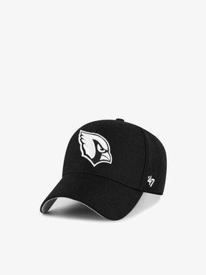 Schwarze Baseballkappe mit weiß umrandetem Kardinalvogel-Logo vorne und einer "47" Stickerei an der Seite.