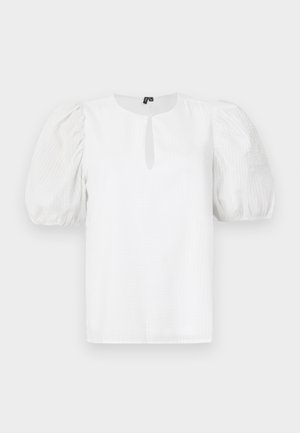 Biała bluzka z okrągłym dekoltem i detalem w postaci otworu. Ma bufiaste rękawy i teksturowany materiał z delikatnym połyskiem.