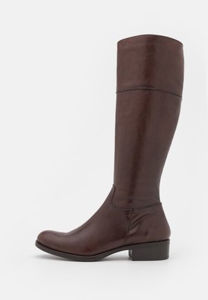 Botte en cuir brun foncé montant jusqu'au genou avec un petit talon bloc et un bout arrondi, présentée de côté extérieur sur un fond uni.