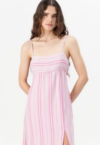 Hollister Co. BABYDOLL MAXI - Maxiklänning - light pink/white