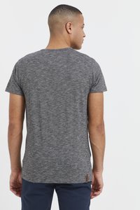 Grå tekstureret t-shirt med korte ærmer, med en rund halsudskæring og et lille brunt label nederst, vist fra ryggen.