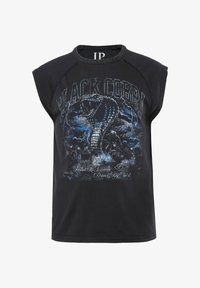 Camiseta negra sin mangas con un gráfico de una cobra negra rugiendo, texto "BLACK COBRA" arriba y texto más pequeño debajo de la serpiente.
