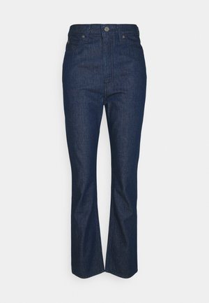 Jean en denim bleu foncé avec taille haute, fermeture avant par bouton et zip, coupe droite et design classique à cinq poches.