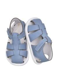 Sandalias de cuero azul con correas horizontales y verticales, suelas de goma blanca, diseño de talón abierto y cierre de velcro. Textura suave.