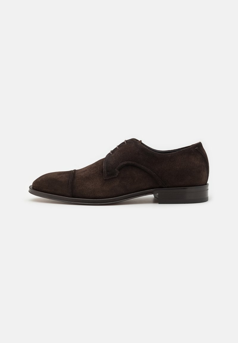 Chaussure habillée à lacets pour homme en daim marron foncé, avec un bout pointu et un talon bas, vue de côté sur un fond blanc uni.
