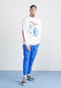 Nike Sportswear CLUB JGGR - Spodnji deli trenirk - game royal