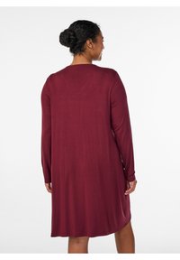 Bordo dolga obleka z dolgimi rokavi iz mehke tkanine, z ohlapnim krojem in okroglim izrezom. Zadnji pogled prikazuje minimalne podrobnosti in gladko teksturo.