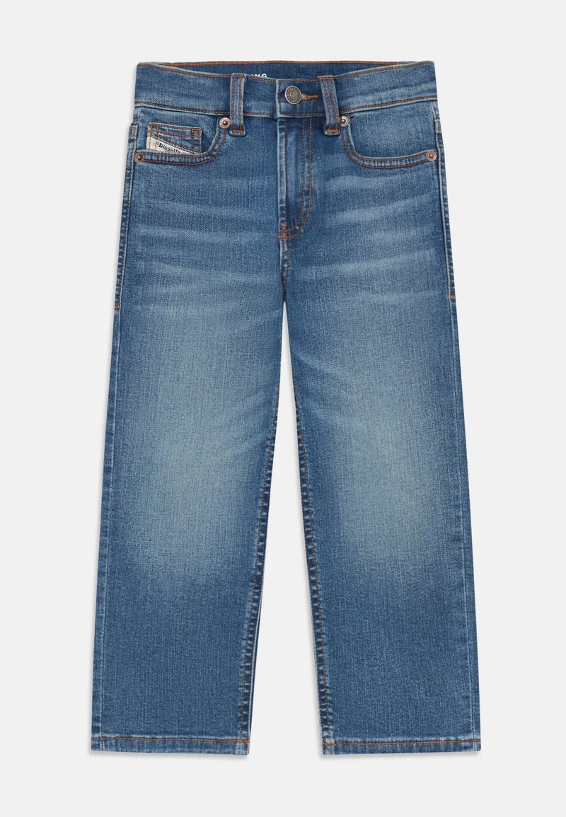 Jeans de mezclilla con un lavado azul claro, diseño de pierna ancha, cinco bolsillos, costuras en contraste y cierre de botón de metal en la cintura.