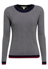 Sweter z długim rękawem w granatowo-białą kratę z ryżowym dekoltem i mankietami, z czerwonymi akcentami na brzegu i nadgarstkach.