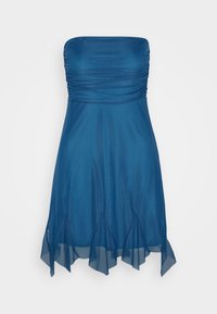 Robe bleue sans bretelles en tissu doux, avec un corsage froncé, une jupe fluide et des accents d'ourlet pointu.