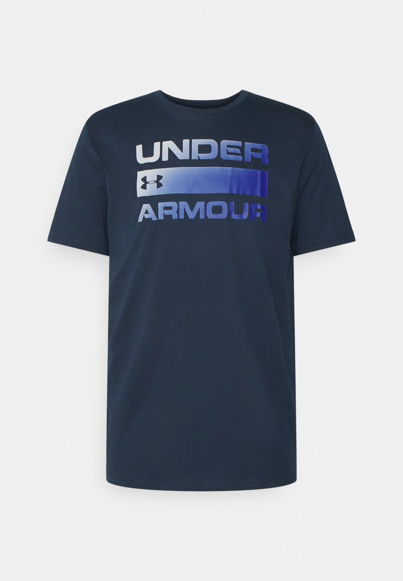 T-shirt a manica corta blu navy realizzato in materiale morbido, con la scritta "UNDER ARMOUR" stampata in tonalità sfumate dal blu al bianco sul petto.