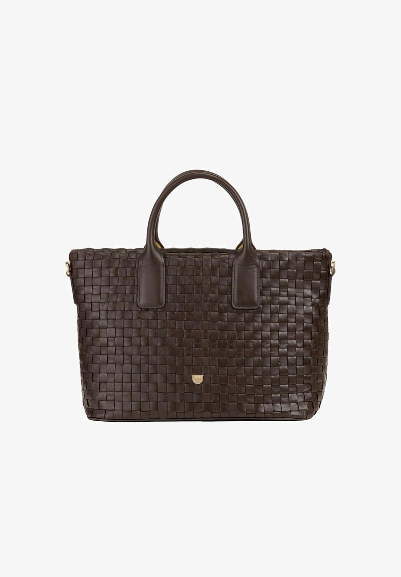 Gewebte braune Lederhandtasche mit doppelten Griffen, einer strukturierten Form und einem goldenen Emblem. Innenauskleidung in kontrastierender Farbe für bessere Sichtbarkeit.