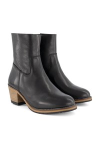Botas de cuero negras hasta el tobillo con un acabado liso, punta redondeada, paneles elásticos laterales y un tacón de bloque de madera. Suela de goma texturizada.