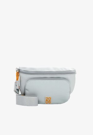 Sac bandoulière en nylon gris clair avec une fermeture éclair supérieure, une poche avant, une sangle réglable et un détail de quincaillerie orange. Comprend un patch avec le logo.
