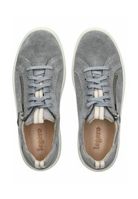 Graue Wildledersneaker mit Schnürung und seitlichem Reißverschluss, weißer Gummisohle, gestreiften Akzenten und glattem Innenfutter.