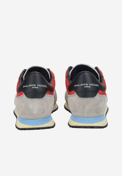 Paire de baskets multicolores Philippe Model Paris vues de dos avec du daim gris, un tissu rouge, des empiècements noirs au talon et des accents bleus sur les semelles.