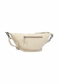 Bolso de piel de color beige claro con forma flexible, que cuenta con un bolsillo delantero con cremallera, una correa ajustable y detalles en hardware plateado.