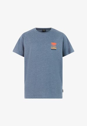 Blauw katoenen T-shirt met korte mouwen en een opdruk op de borst. Beige korte broek met een elastische tailleband. Grijze sneakers met witte veters.
