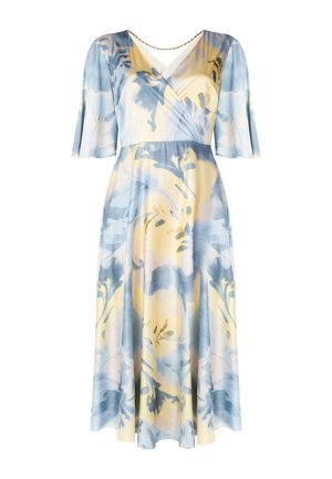 Robe portefeuille fleurie dans des tons doux de bleu et de jaune, avec des manches courtes, un décolleté en V, et un design fluide avec une jupe mi-longue.