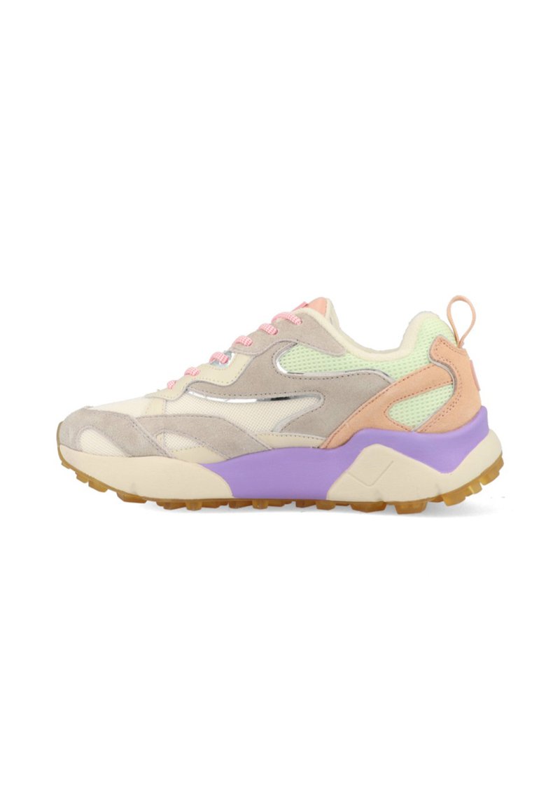 Lichtgewicht sneaker met een mix van beige en pastelkleuren, mesh- en suède-materialen, dikke paarse zool en contrasterende roze accenten.