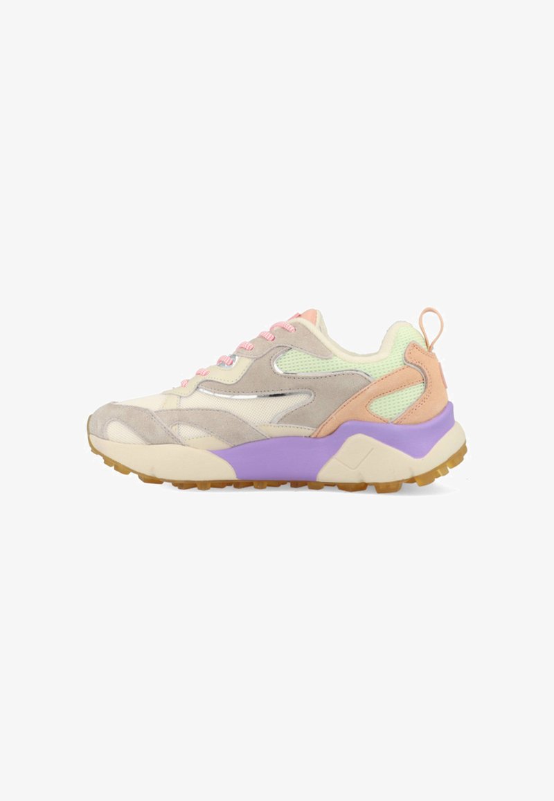 Lichtgewicht sneaker met een mix van beige en pastelkleuren, mesh- en suède-materialen, dikke paarse zool en contrasterende roze accenten.