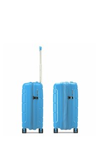 Maleta rígida azul con una superficie texturizada, dos cremalleras, candado de combinación incorporado, mango extensible y cuatro ruedas.