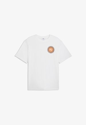 Maglietta bianca a maniche corte con piccolo disegno di sole arancione e logo Puma bianco sul petto a sinistra.