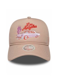 Beige Kappe mit gesticktem Text "Los Angeles", pinkem Oldtimer und Kaktusdesign. Mit gebogenem Schirm und Mesh-Rückenteilen.