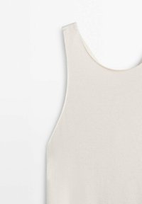 Haut sans manches en tricot beige avec un col rond, présenté sur un fond blanc.