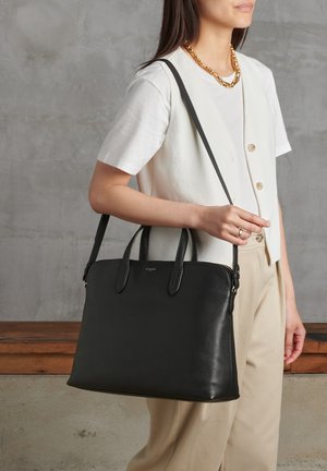 Borsa a mano nera in pelle con doppio manico e tracolla removibile, caratterizzata da una finitura liscia e un discreto logo frontale.
