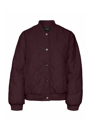 Mørkerød, quiltet bomberjakke med ribbestrikkede mansjetter og kant. Har trykknapp-lukking og rund hals.