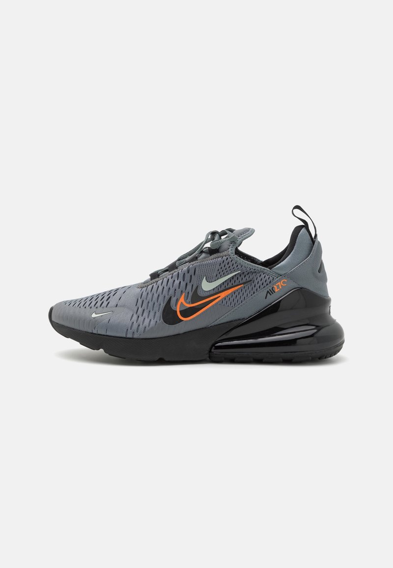 Šedé a černé tenisky Nike Air 270 s oranžovými a bílými logy, síťovinovým svrškem, černou podrážkou a viditelnou vzduchovou tlumící patou, boční pohled.