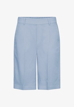 Kerged helesinised põlvikupikkused püksid vöökanduritega ja esikortsuga valgel taustal.