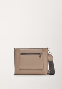 Borsa a tracolla in pelle beige con tasca frontale con zip, forma rettangolare, superficie texturizzata e tracolla in tessuto regolabile.
