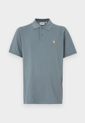 Korte mouw polo in gedempt blauw, gemaakt van katoen. Voorzien van een knoopsluiting met drie knopen en een klein geel logo op de linkerborst.