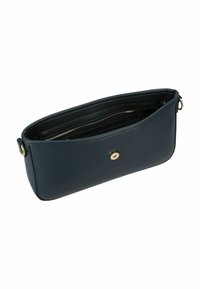 Granatowa skórzana torebka o gładkiej fakturze, owalnym kształcie, złotym okuciu i głównej komorze zapinanej na suwak. Charakteryzuje się smukłym designem i subtelnym przeszyciem.