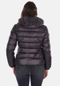 Giubbotto imbottito nero con motivo a cuciture orizzontali, cappuccio e polsini elasticizzati. Il materiale ha una finitura lucida, offrendo calore e comfort.