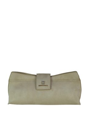 Beige rechteckige Clutch mit Klappverschluss und kleiner metallischer Logoplatte in der Mitte vorne.